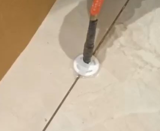 三门峡瓷砖空鼓维修公司专业解答瓷砖在铺贴过程中，如果没有涂抹均匀到位的粘结材料（如水泥砂浆或瓷砖胶），可能会导致以下问题