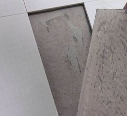 三门峡瓷砖空鼓维修公司分享瓷砖铺贴时如果打浆（即涂抹在瓷砖背面和基层上的砂浆或瓷砖胶）过少，会带来以下问题